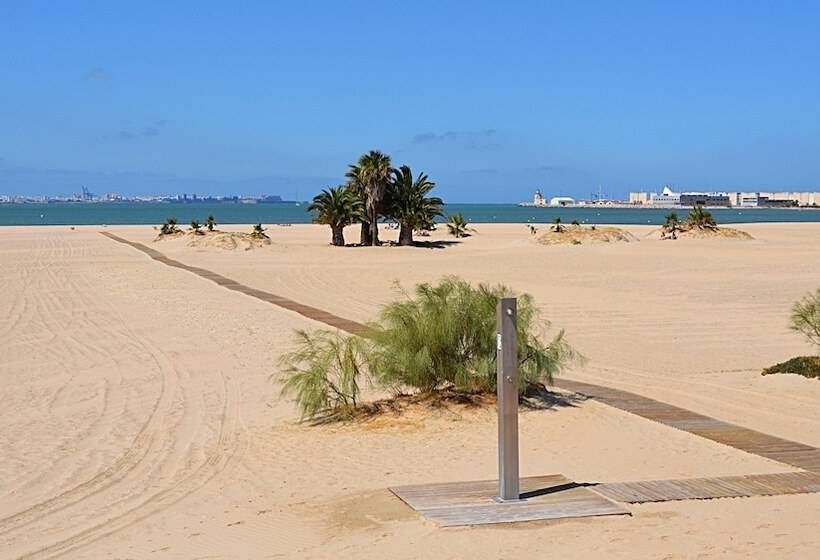 مبيت وإفطار Portus Gaditanus Sxviii Patio Andaluz