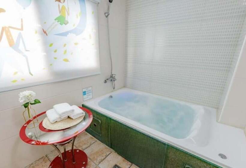 Gyeongju M And K Pool Villa Pension