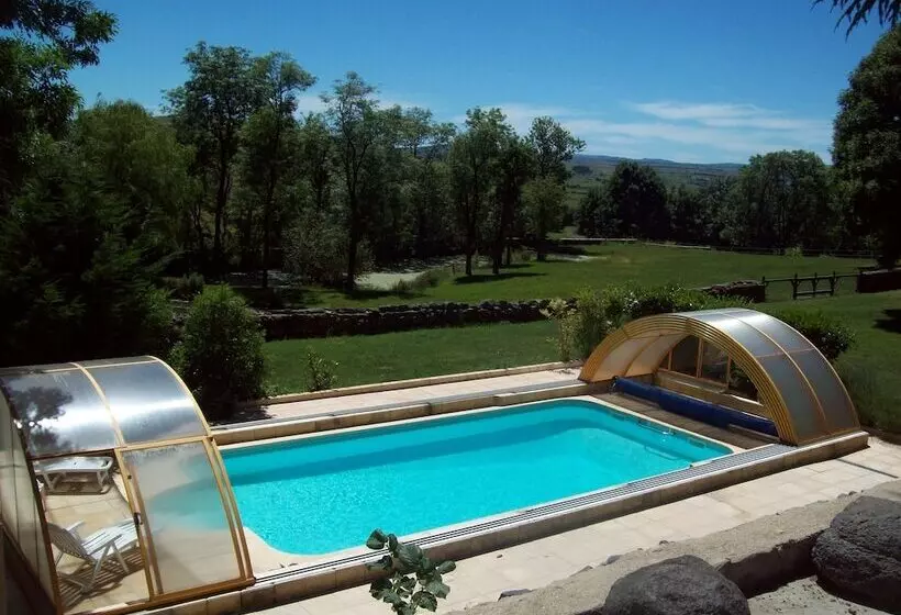 Hotelli Chambres Dhôtes Au Château De Vernières