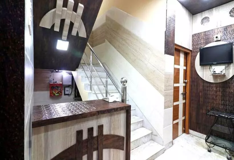 هتل Goroomgo Sanjoy Guest House Ruby Tagore Park Kolkata