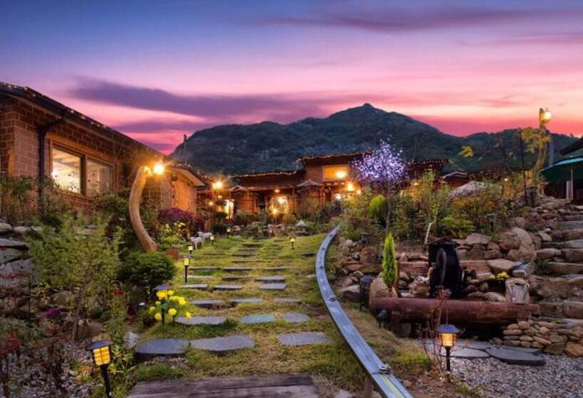 Muju Heukjip Jeongwon Pension