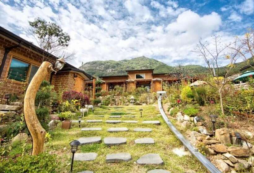 Muju Heukjip Jeongwon Pension