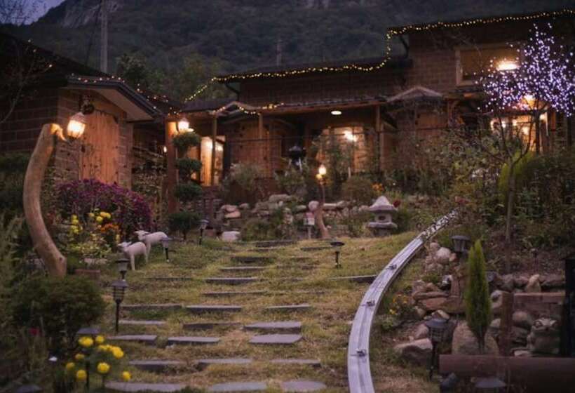 Muju Heukjip Jeongwon Pension