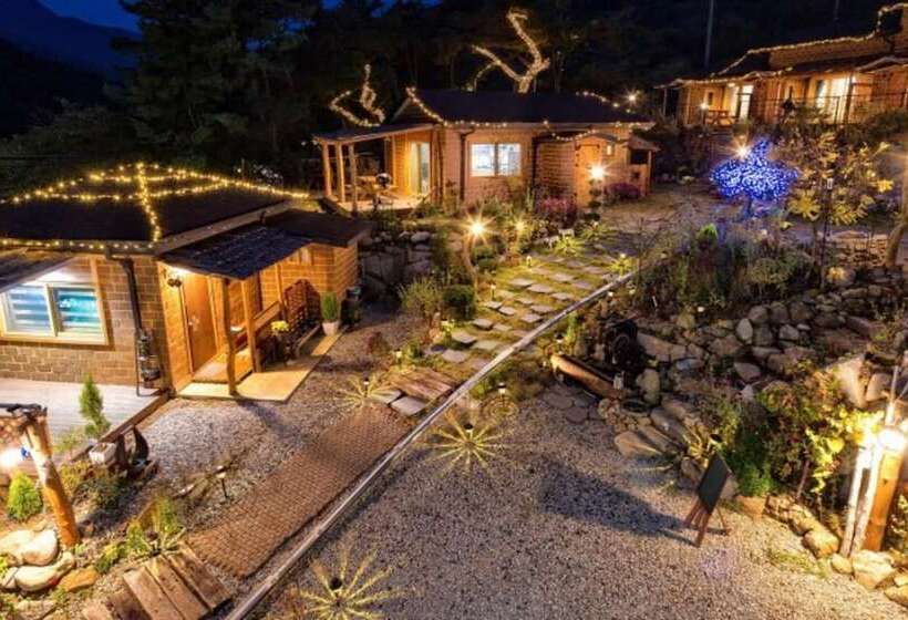 Muju Heukjip Jeongwon Pension