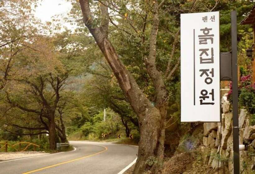 Muju Heukjip Jeongwon Pension