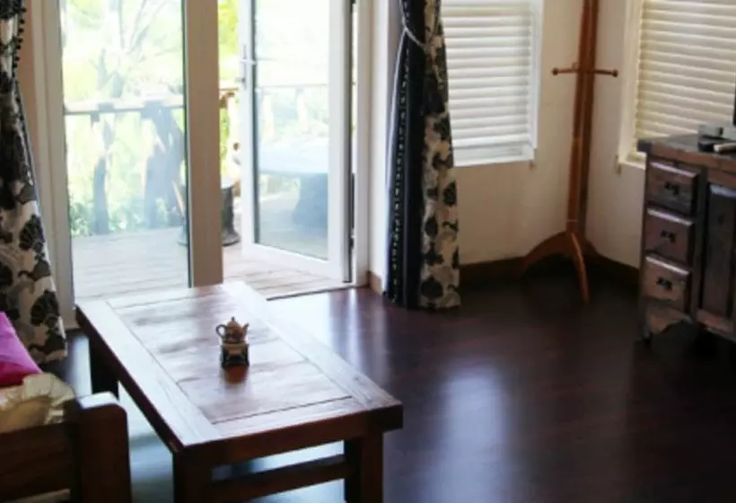 Namhae Seokbujak Jeongwon Pension