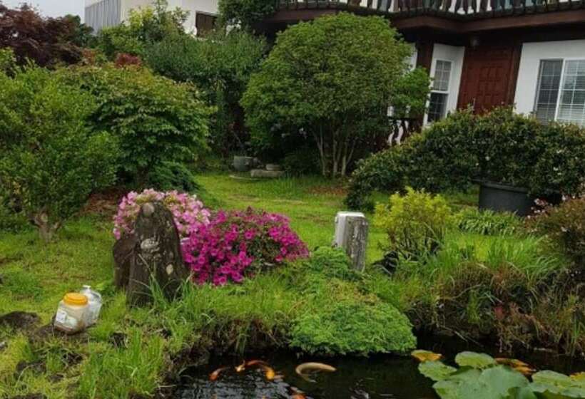 Namhae Seokbujak Jeongwon Pension