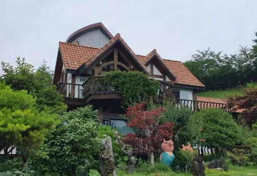 Namhae Seokbujak Jeongwon Pension