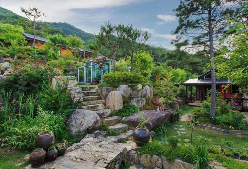 Sancheong Dolkkotdam Pension