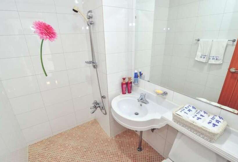 Yangyang Yemeusong Dongho Sea Pension