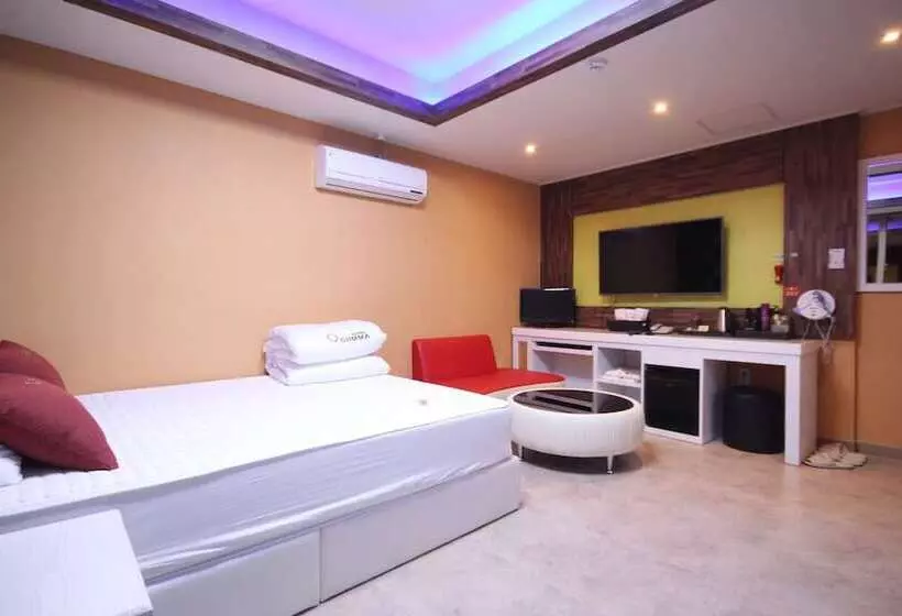 Jinju Comma Self Check In Motel