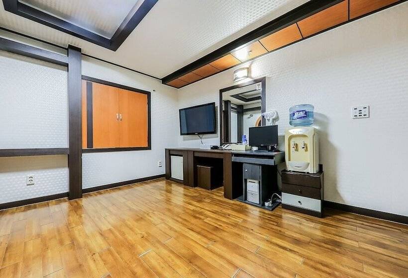 Motel Jecheon The Wall