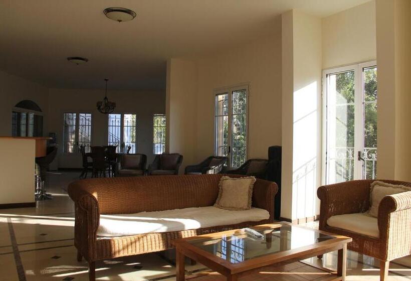 تختخواب و صبحانه Domaine De Chouchene