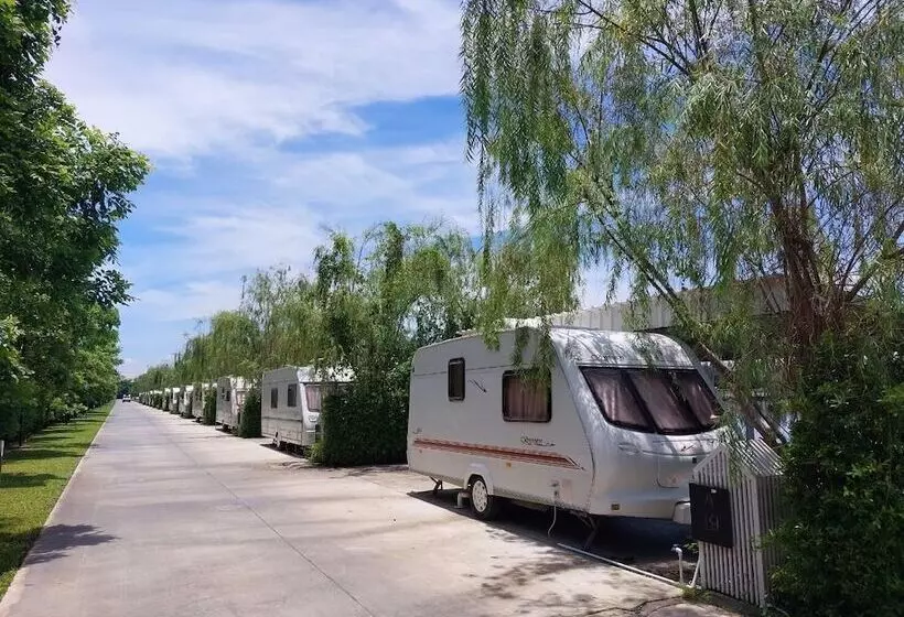 Hotelli Saksiam Lakeside Resort