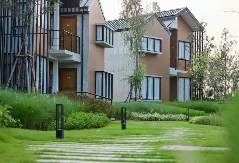 Hotelli Saksiam Lakeside Resort