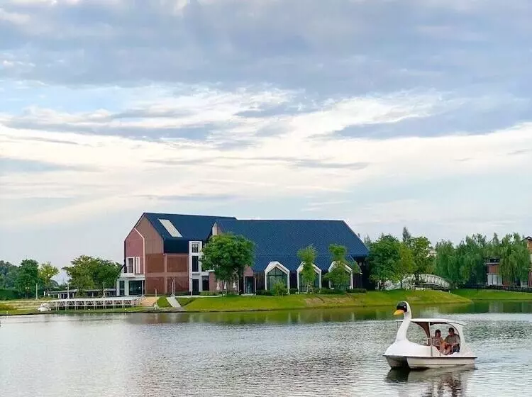 Hotelli Saksiam Lakeside Resort