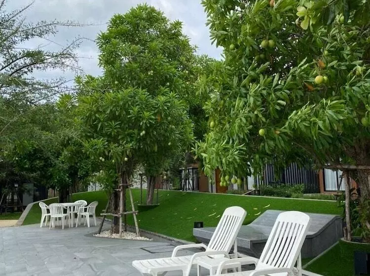 Hotelli Saksiam Lakeside Resort