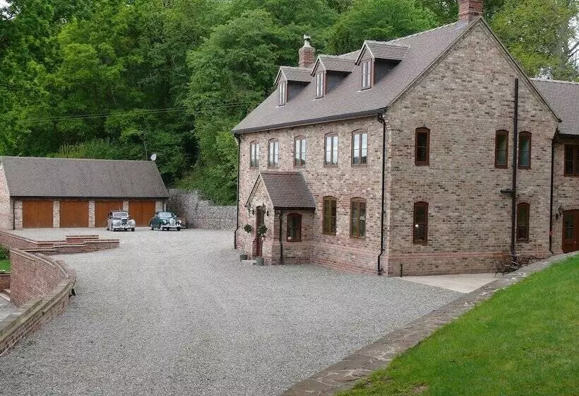 Hotelli The Motor House