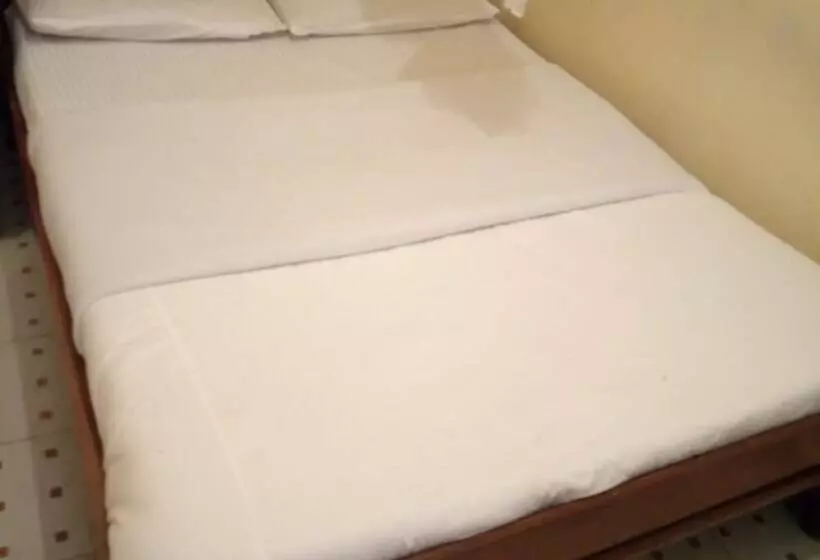 پانسیون Travellers Guest House   Adults Only
