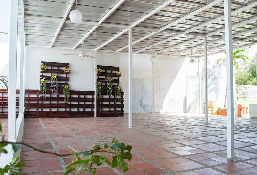 ユースホステル Maranatha Hostal