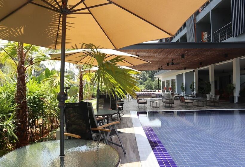 فندق Roxy Sematan Villa & Townhouse