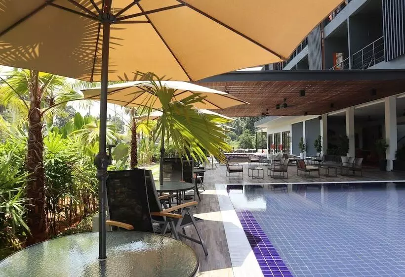 ホテル Roxy Sematan Villa & Townhouse