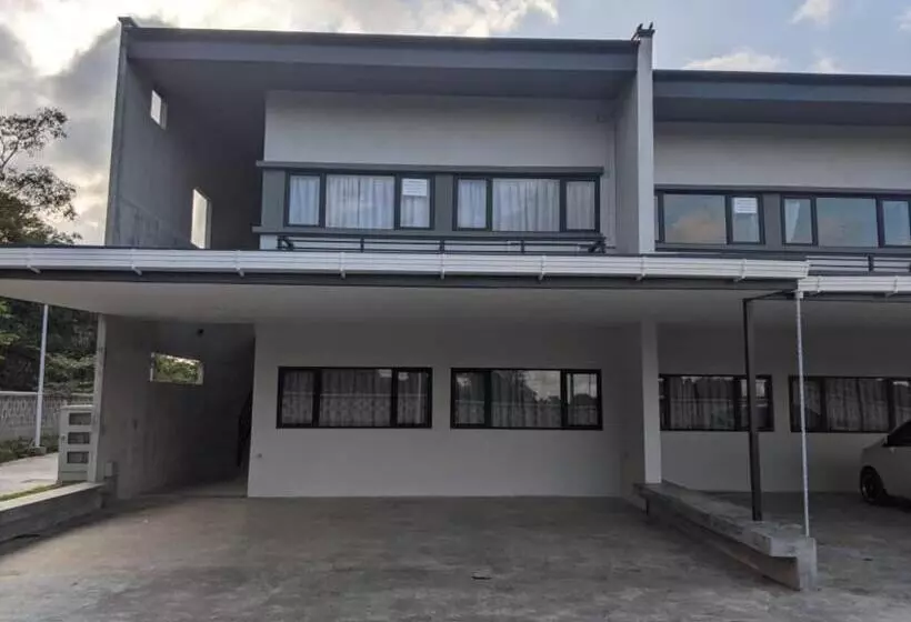 ホテル Roxy Sematan Villa & Townhouse