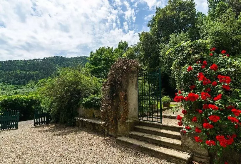 Plush Farmhouse In Bacchereto With Swimming Pool