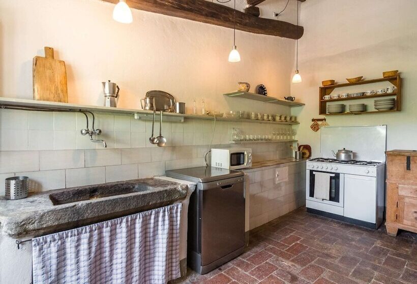 Plush Farmhouse In Bacchereto With Swimming Pool