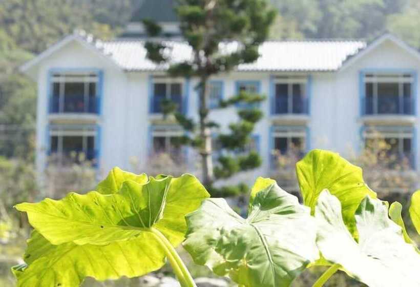 تختخواب و صبحانه Magnni Villa