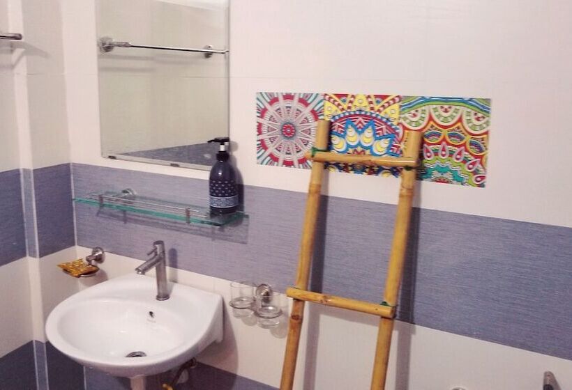 Codo Bee Capsule Garden Hostel