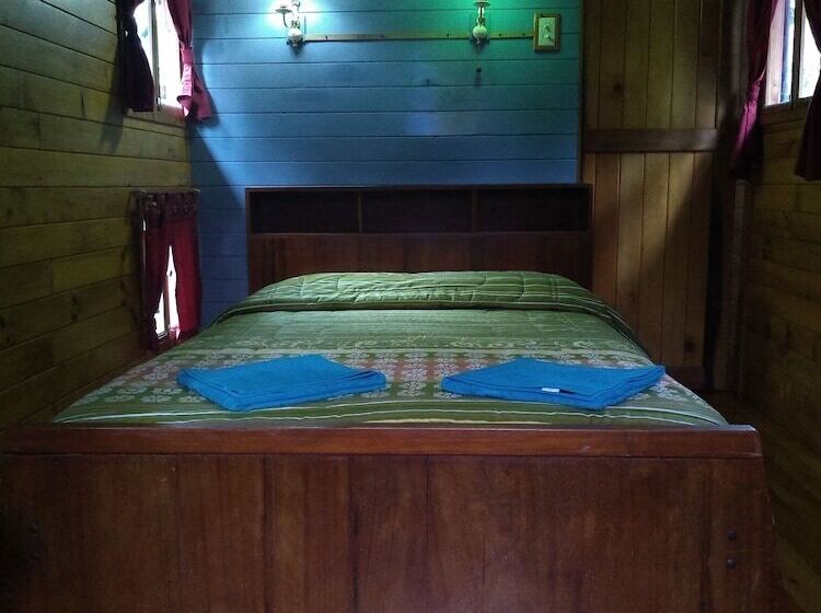 ホテル Hosteria La Roulotte Mindo