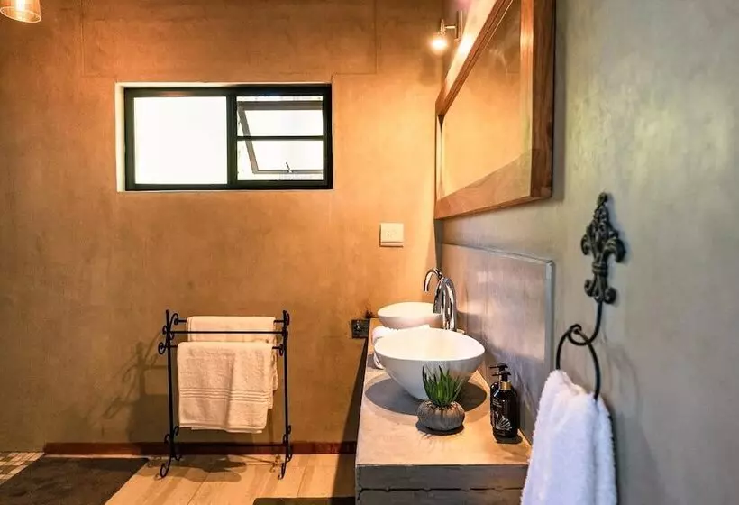 هتل Kifaru Luxury Lodge & Bush Camp