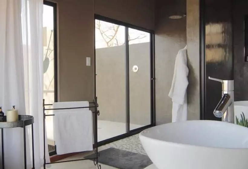 هتل Kifaru Luxury Lodge & Bush Camp