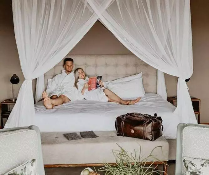 هتل Kifaru Luxury Lodge & Bush Camp