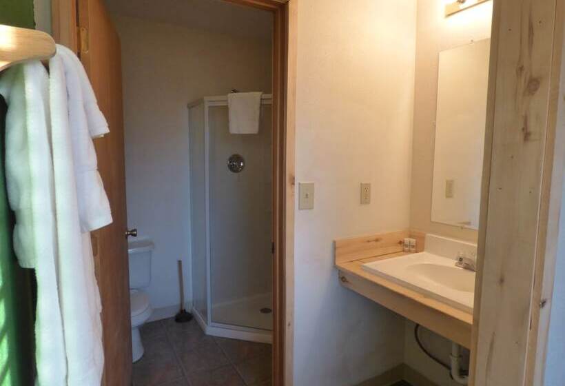 The Hitching Post Hotel And Farm Store