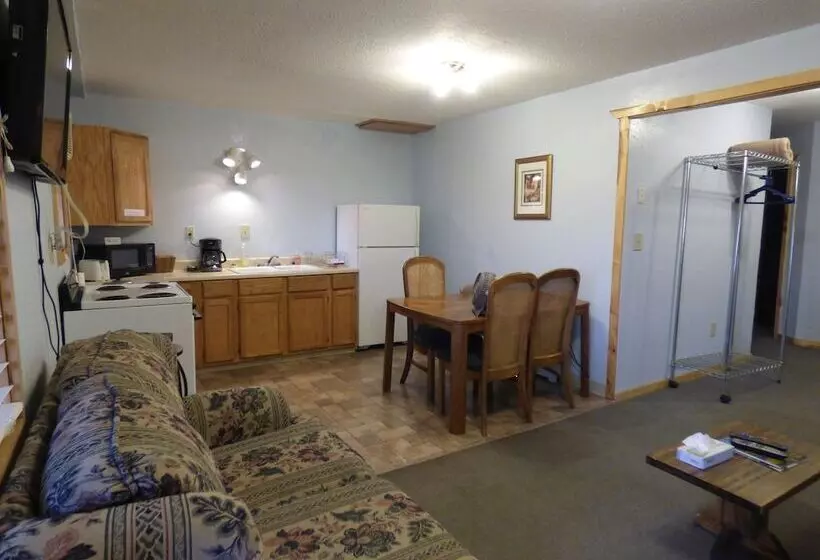 The Hitching Post Hotel And Farm Store