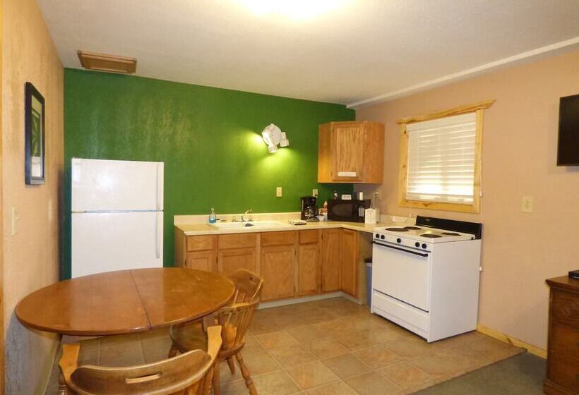 The Hitching Post Hotel And Farm Store