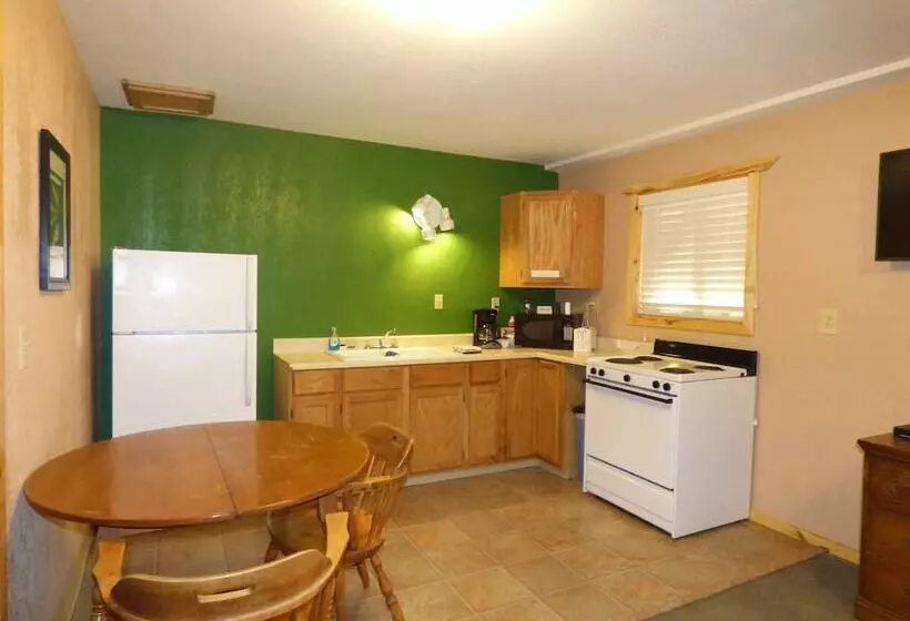 The Hitching Post Hotel And Farm Store