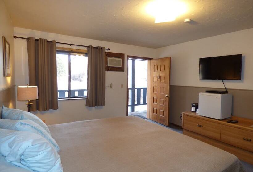 The Hitching Post Hotel And Farm Store