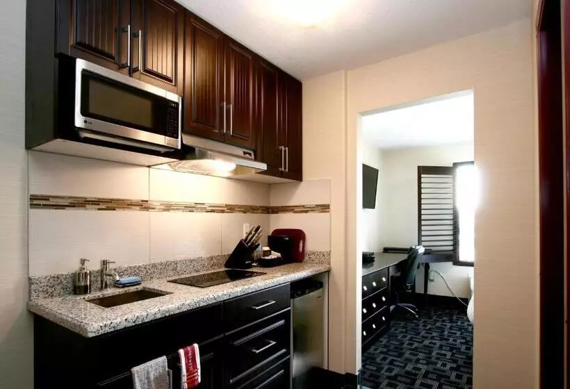 Отель Foxwood Inn & Suites Drayton Valley