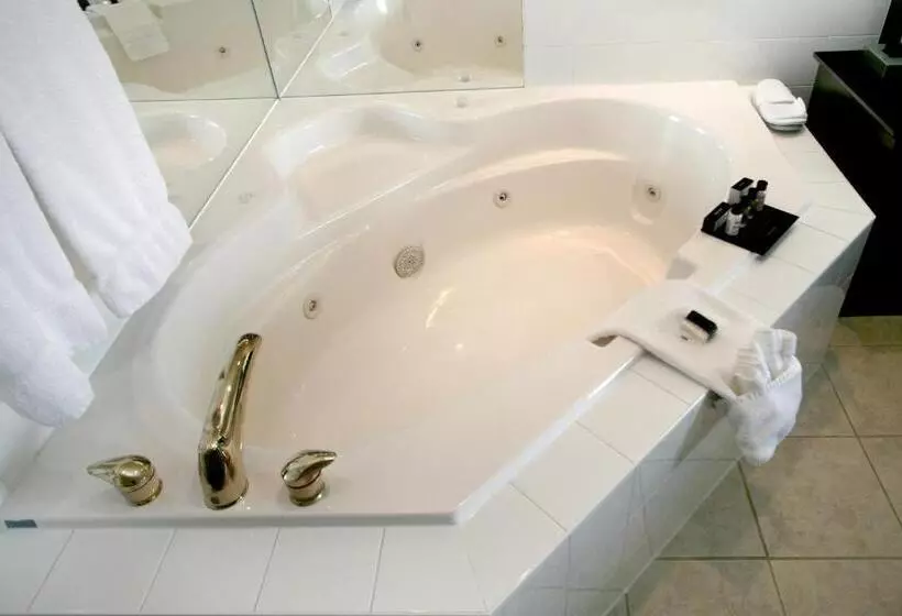 Отель Foxwood Inn & Suites Drayton Valley