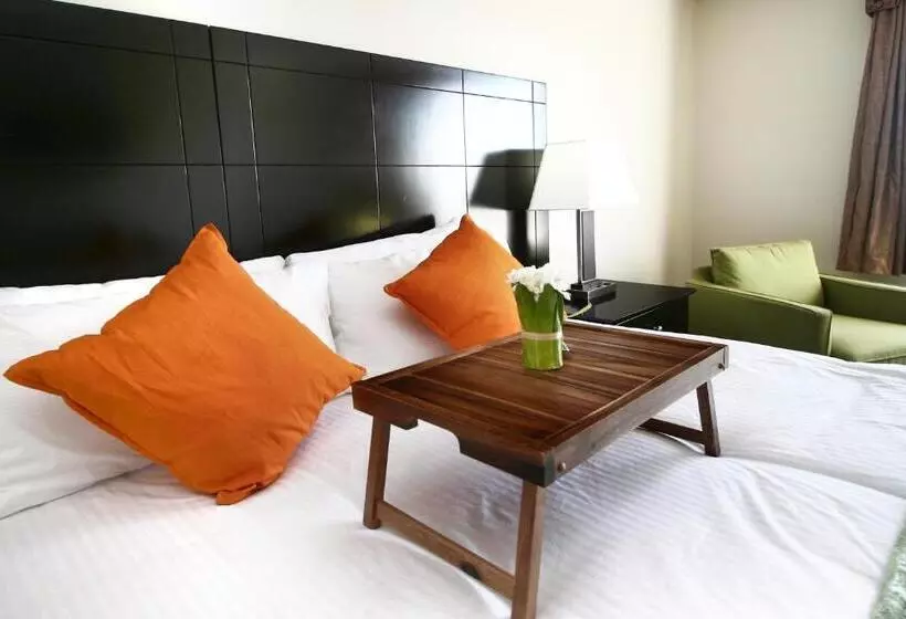 Отель Foxwood Inn & Suites Drayton Valley