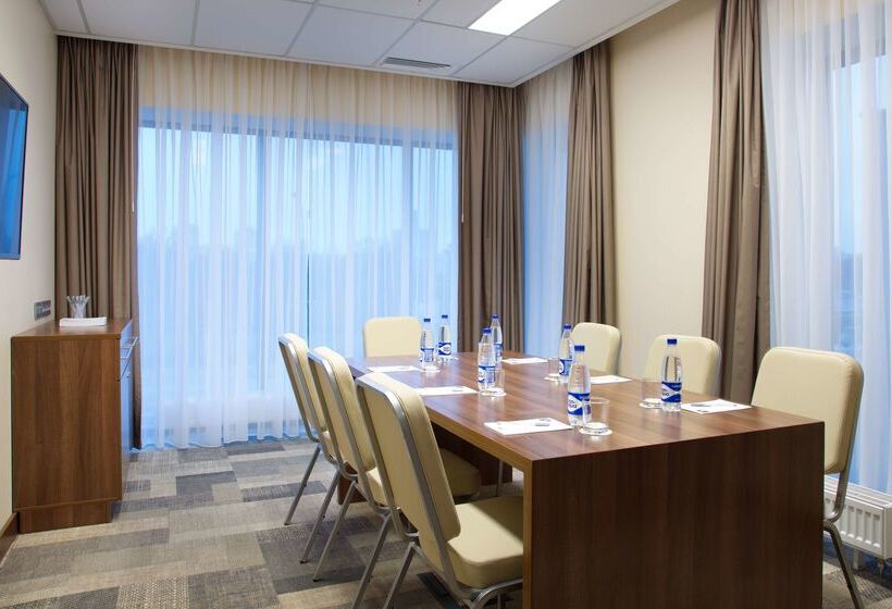 Отель Hampton By Hilton Minsk City Centre