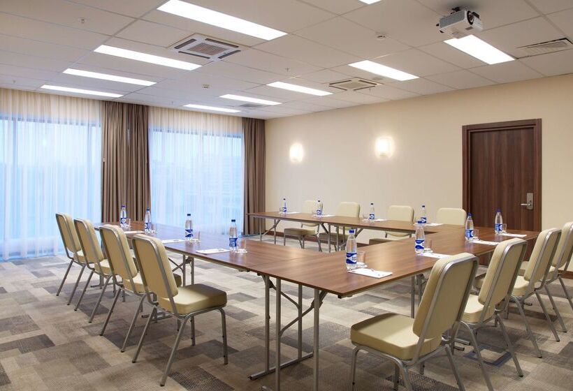 Отель Hampton By Hilton Minsk City Centre