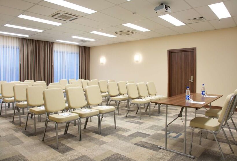 Отель Hampton By Hilton Minsk City Centre