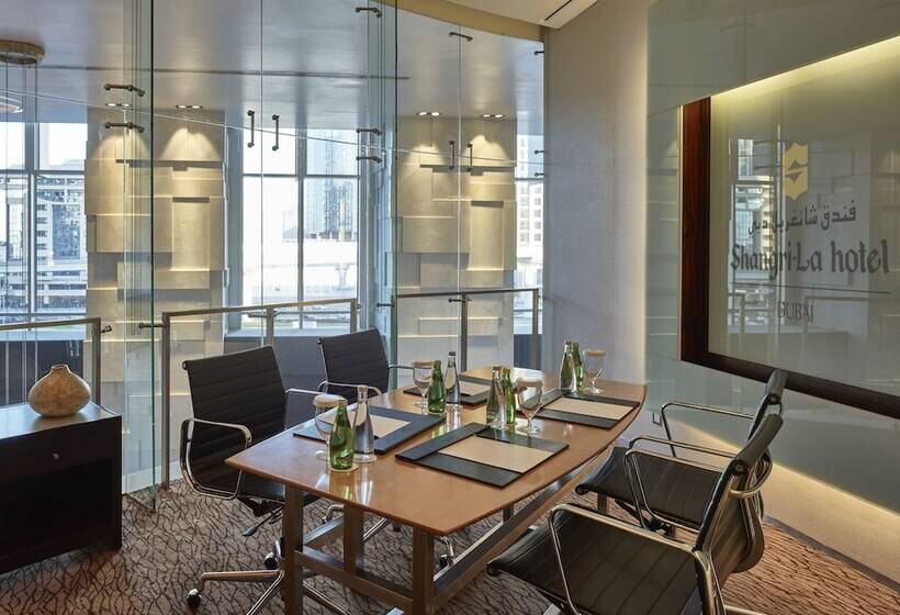 Отель Shangri La Apartments