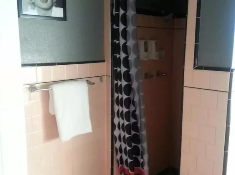 هتل Sterling Gardens