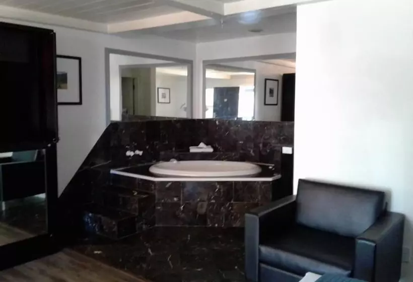 هتل Sterling Gardens