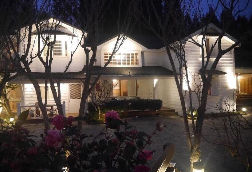 تختخواب و صبحانه He Feng Homestay